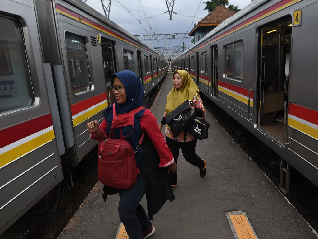 Sejumlah calon penumpang bersiap memasuki gerbong penumpang salah satu rangkaian kereta rel listrik (KRL) Commuterline di Stasiun KA Jakarta Kota, Jakarta, Selasa (11/2/2020). (photo/ANTARA/Aditya Pradana Putra)