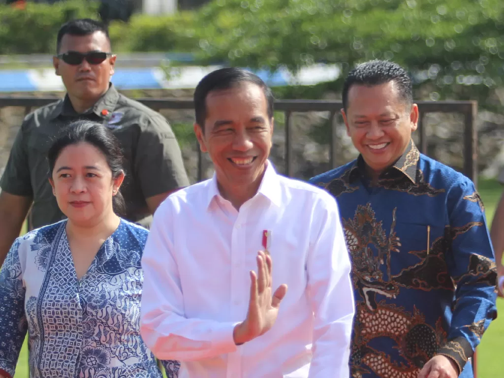 Presiden Joko Widodo (kedua kiri) didampingi Ketua MPR Bambang Soesatyo (ketiga kiri). (ANTARA FOTO/Bayu Pratama S)