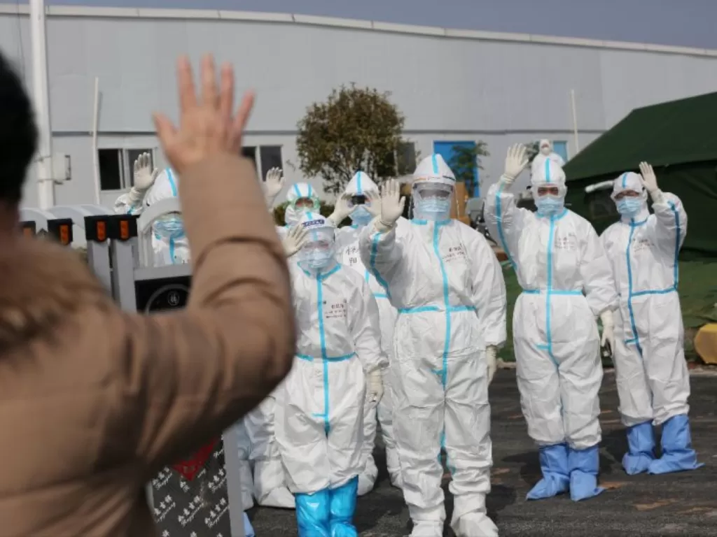 Ilustrasi personel medis dalam pakaian pelindung virus corona (REUTERS/China Daily)