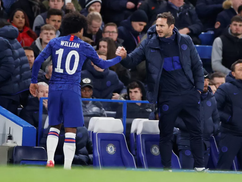 Pemain Chelsea, Willian (kiri), ditarik keluar karena mengalami cedera saat berhadapan dengan Liverpool di babak kelima Piala FA, Rabu (4/3/2020) dini hari WIB. (Action Images via Reuters/John Sibley)
