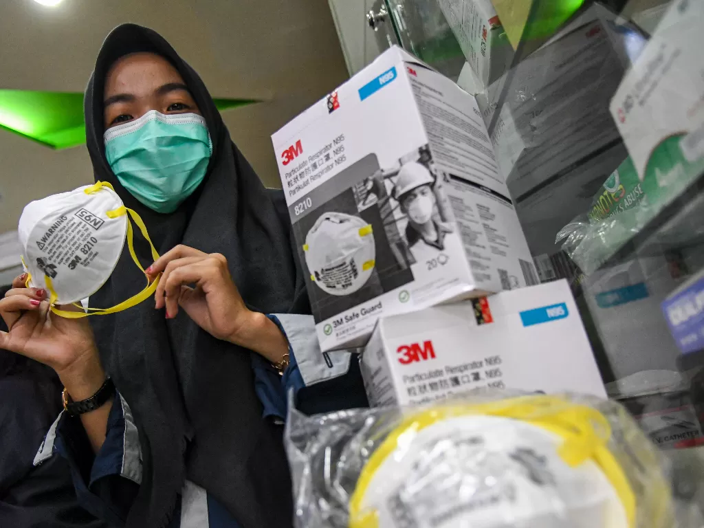 Dampak virus corona harga masker untuk jenis N95 di Palembang melonjak Rp1,6 juta per kotak atau Rp85 ribu untuk satuan (ANTARA FOTO/Nova Wahyudi).