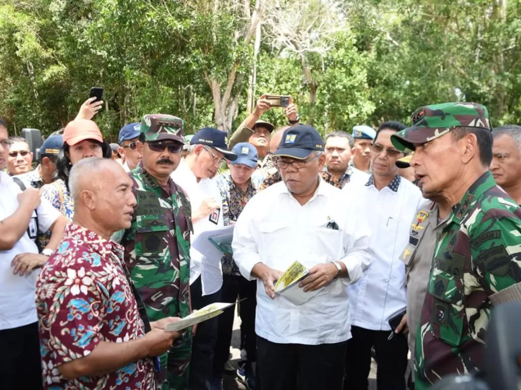 Panglima TNI (kacamata hitam) bersama Menteri PUPR (berkacamata) saat meninjau lokasi pembangunan RS khusus virus corona di Pulau Galang. (SMIN Panglima TNI)