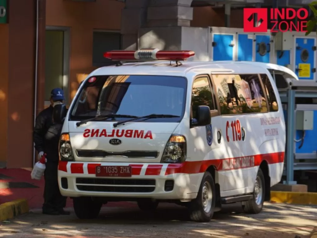 Ambulans yang mengantar sejumlah orang yang kontak langsung dengan pasien positif virus corona. (INDOZONE/Arya Manggala)