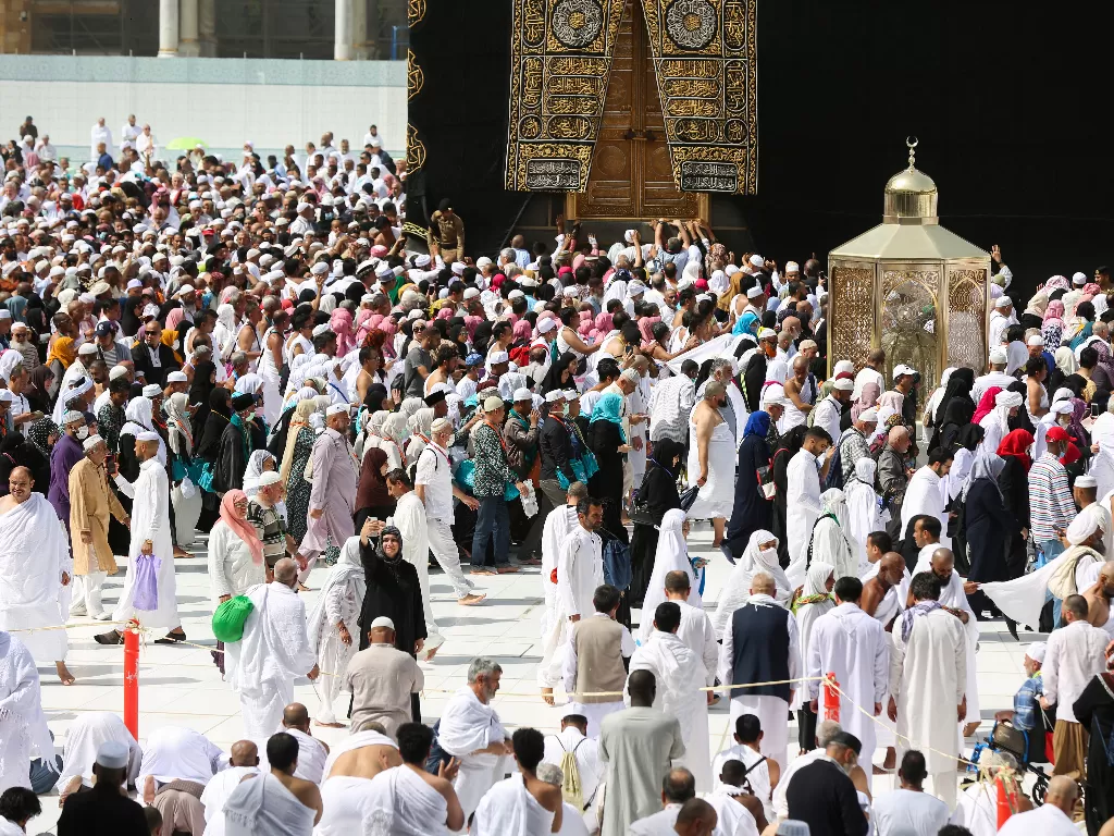 Para jamaah saat melakukan ibadah umrah di Mekkah (REUTERS/Ganoo Essa)