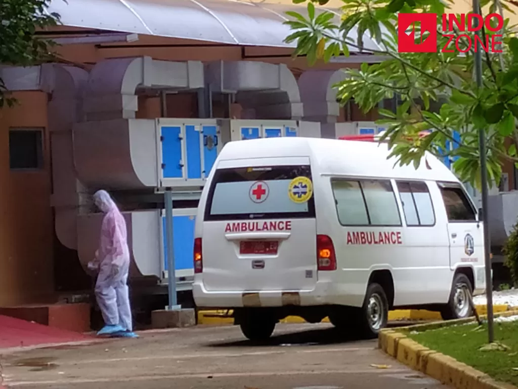 Sebuah mobil ambulans milik Pemprov DKI Jakarta kembali masuk Rumah Sakit Penyakit Infeksi (RSPI) Sulianti Saroso pada Kamis (5/3/2020). (INDOZONE/Sigit Nugroho)