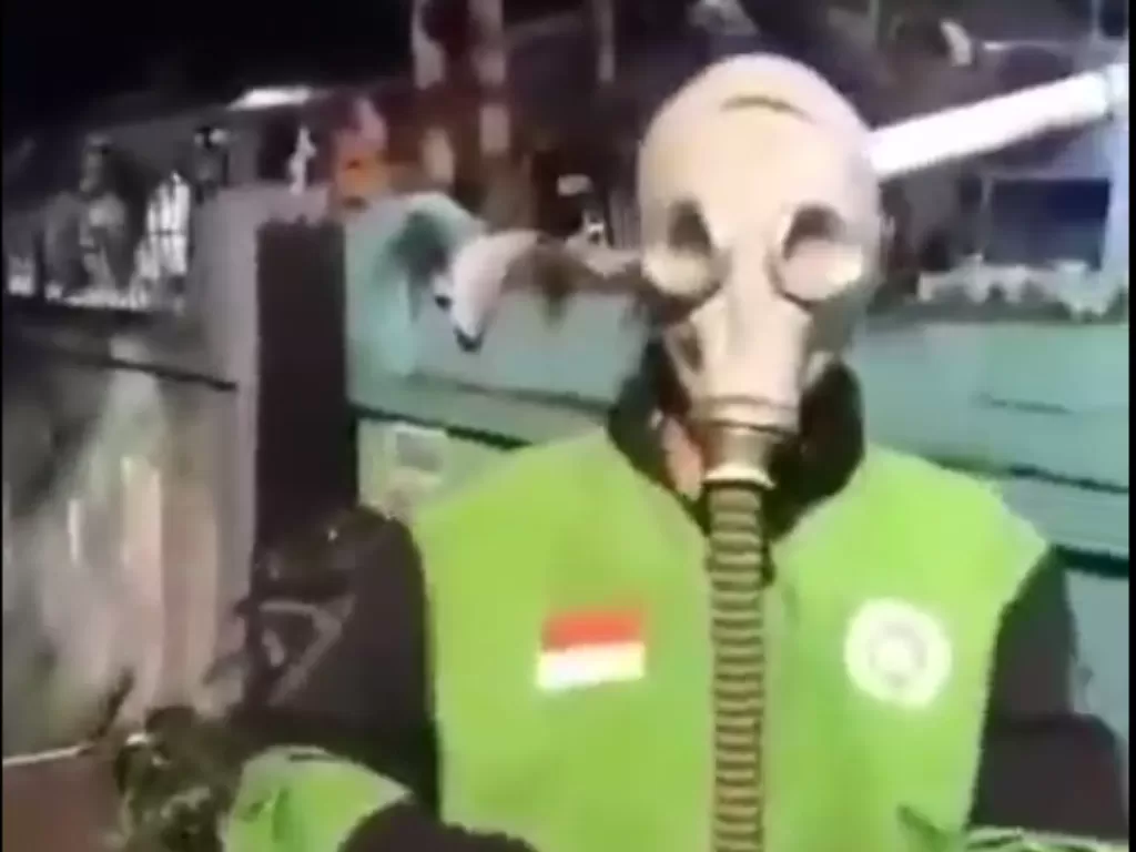 Tampilan driver ojol yang memakai masker anti nuklir untuk cegah virus corona. (SS/Instagram/@dramaojol.id)