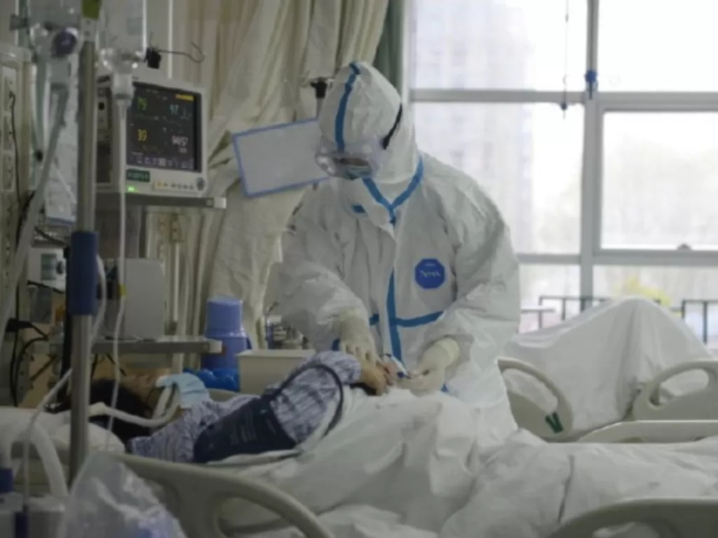 lustrasi: petugas medis merawat salah satu pasien yang terjangkit virus corona di Tiongkok (REUTERS)