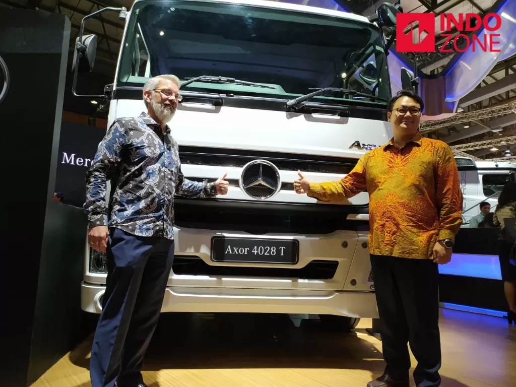 President Direktur Daimler Commercial Vehicles Indonesia, Jung Woo Park bersama Truk Axor. (INDOZONE/Wilfridus Kolo)