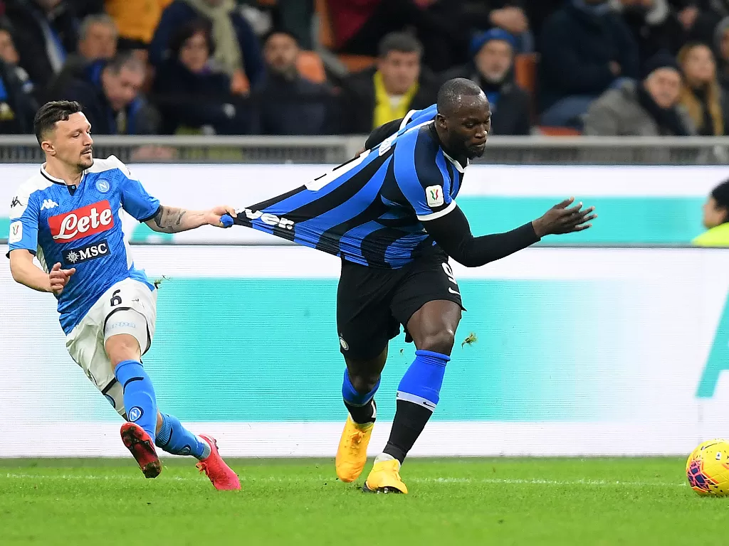 Penyerang Inter Milan, Romelu Lukaku dan pemain Napoli,Mario Rui. (REUTERS/Daniele Mascolo)