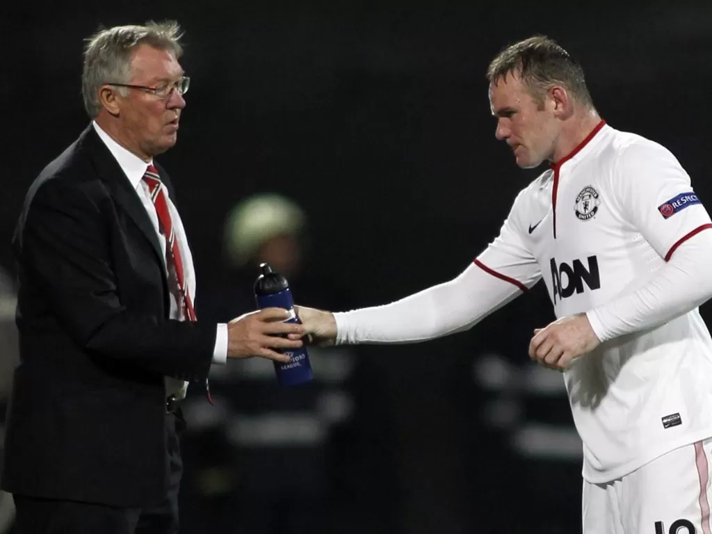 Sir Alex Ferguson dan Wayne Rooney saat masih di Manchester United. (REUTERS/Bogdan Cristel)
