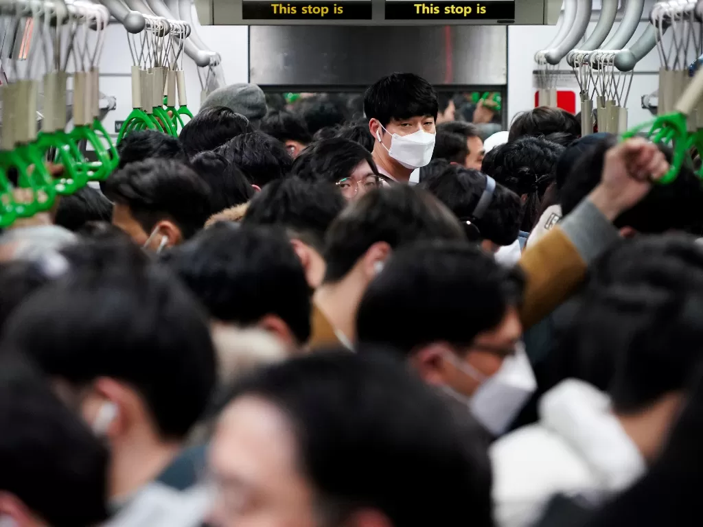 Ilustrasi masyarakat di kendaraan umum (REUTERS/Kim Hong-Ji)