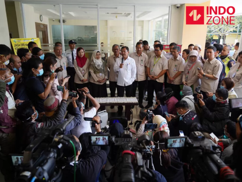 Para awak media yang sedang meliput pasien virus corona di RSPI Sulianti Saroso, Sunter, Jakarta Utara, Senin (2/3/2020). (INDOZONE/Arya Manggala).