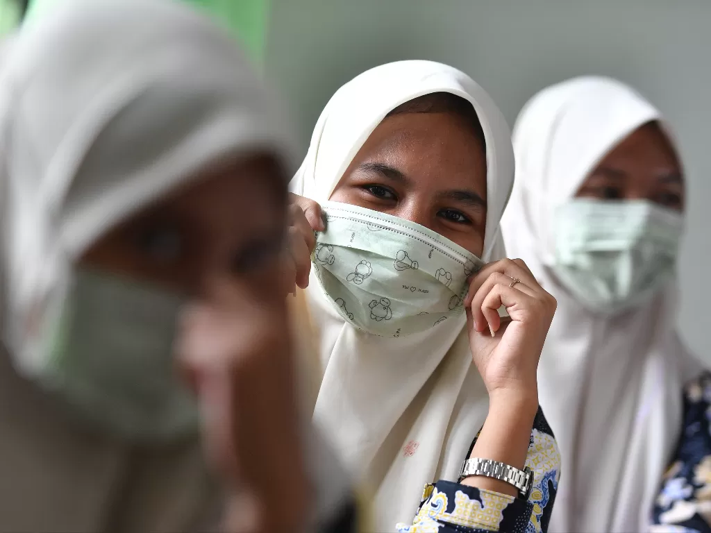 Ilustrasi - Siswa SMA NU 2 Gresik memakai masker yang dibagikan Lembaga Falakiyah PCNU Gresik secara gratis saat sosialisasi penggunaan masker yang baik di sekolah tersebut di Gresik, Jawa Timur, Kamis (5/3/2020). (photo/ANTARA/Zabur Karuru)