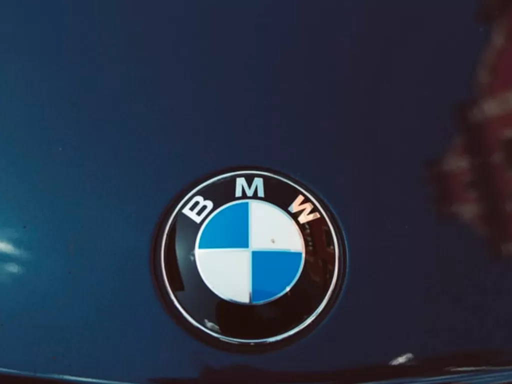 Logo pabrikan BMW. (Unsplash/Markus Spiske)