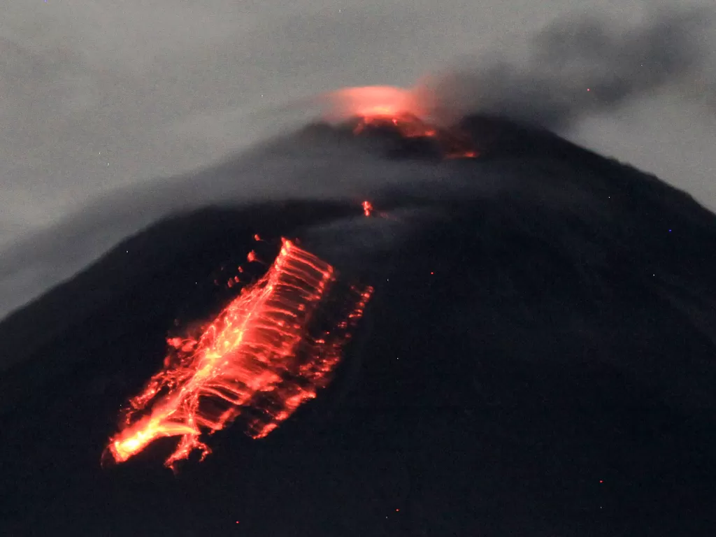  Guguran lava pijar Gunung Semeru terlihat dari Desa Pranajiwo, Lumajang, Jawa Timur, Rabu (4/3/2020). (ANTARA FOTO/Umarul Faruq)