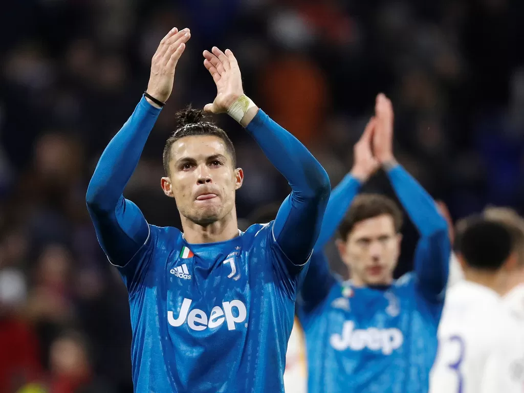 Megabintang Juventus, Cristiano Ronaldo memberikan aplaus seusai pertandingan. (REUTERS/Eric Gaillard)