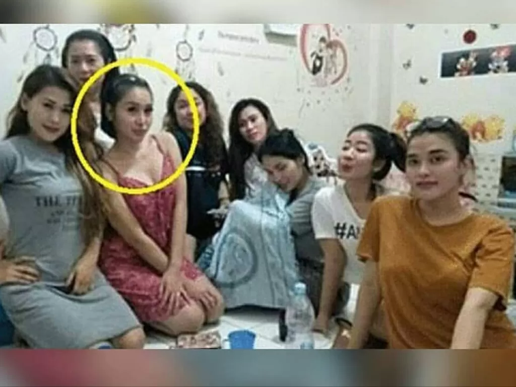 Viral Foto Lucinta Luna Bareng 7 Wanita di Sel (INSTAGRAM / unnie_update )
