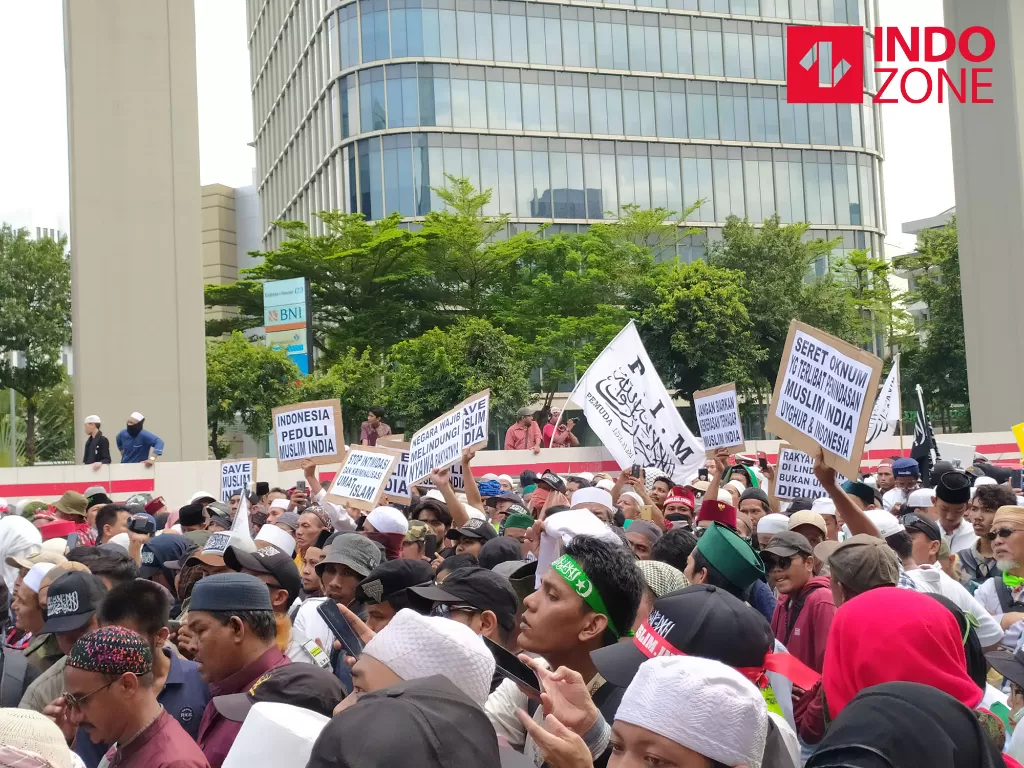 Persaudaraan Alumni (PA) 212 menggelar aksi unjuk rasa di depan kantor Kedutaan Besar India, Jakarta Selatan, Jumat (6/3/2020). (INDOZONE/Murti Ali Lingga)