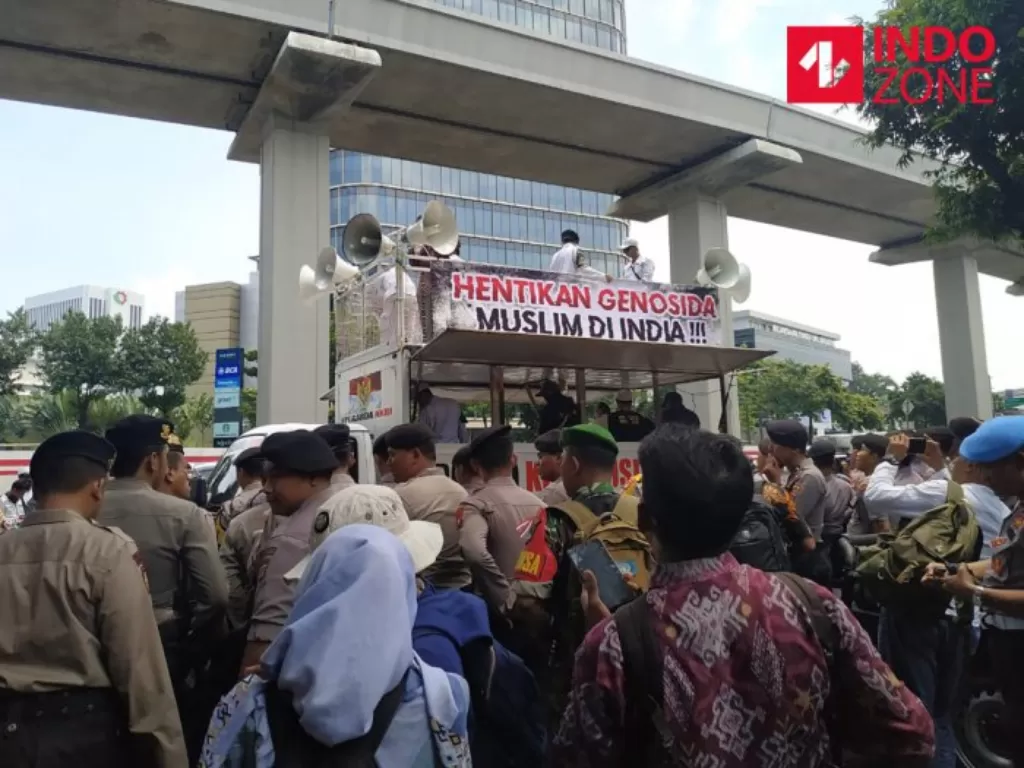 Persaudaraan Alumni (PA) 212 menggelar aksi unjuk rasa di depan kantor Kedutaan Besar India, Jakarta Selatan, Jumat (6/3/2020). (INDOZONE/Murti Ali Lingga)