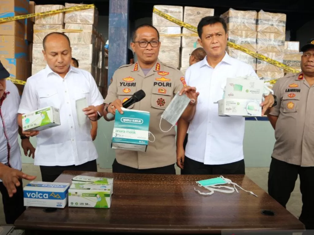 Kepala Bidang Humas Polda Metro Jaya Komisaris Besar Yusri Yunus (tengah) dalam jumpa pers penggerebekan gudang penimbunan masker di bilangan Tangerang, Rabu (4/3/2020). (ANTARA/Fianda Rassat)