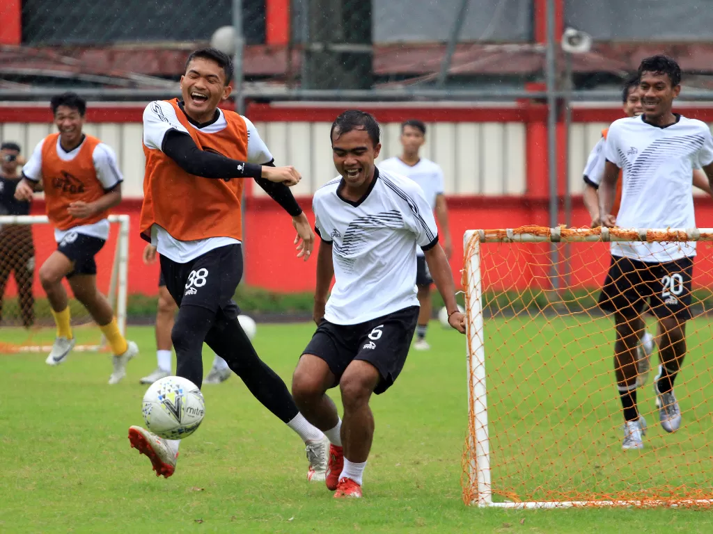   Latihan pagi para pemain Bhayangkara FC di Stadion PTIK, Kebayoran Baru, DKI Jakarta.. (Bhayangkara FC)