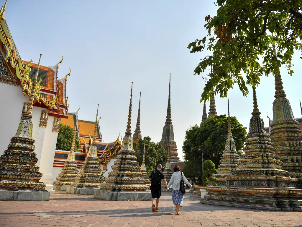 Komplek percandian Wat Po, Bangkok yang biasanya ramai kini sepi dari kunjungan wisatawan akibat wabah virus corona di Thailand (3/3). (REUTERS/Chalinee Thirasupa)