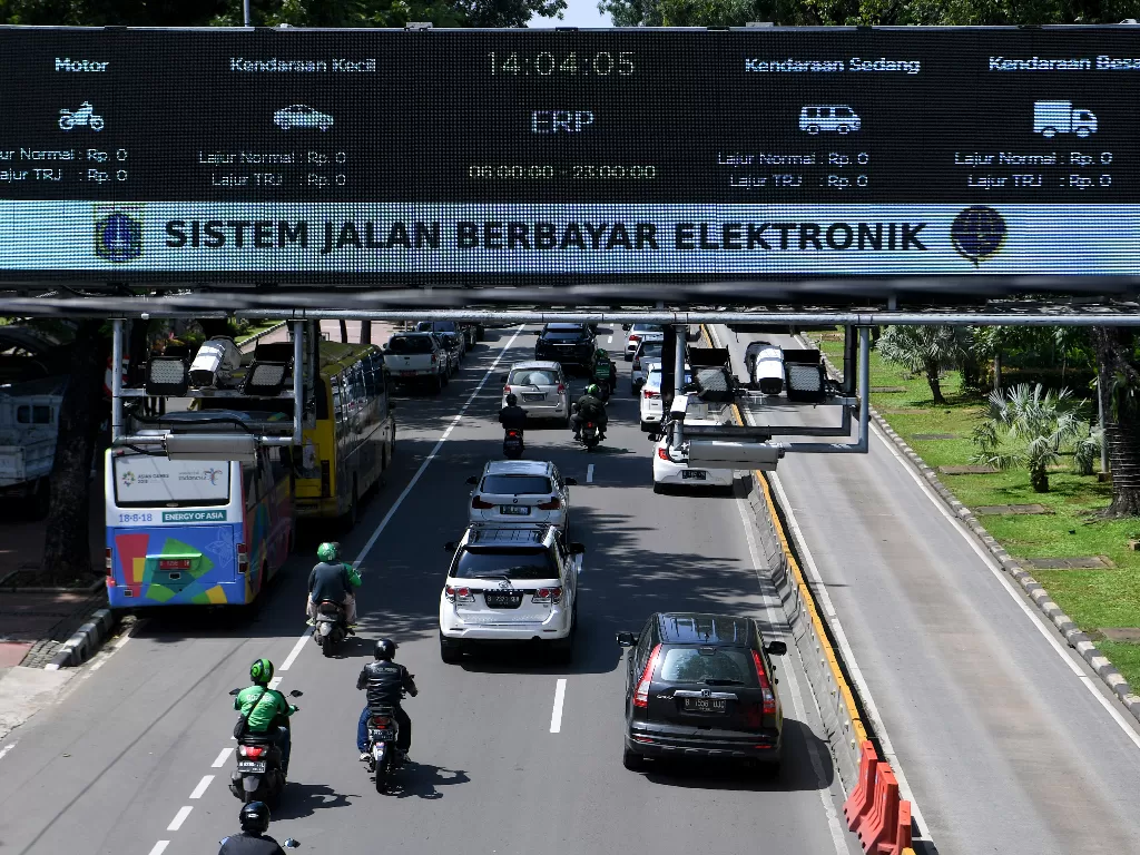Kendaraan bermotor melintas di bawah alat Sistem Jalan Berbayar Elektronik (ERP) di Jalan Medan Merdeka Barat, Jakarta, Senin (2/3/2020). (ANTARA FOTO/Hafidz Mubarak A)