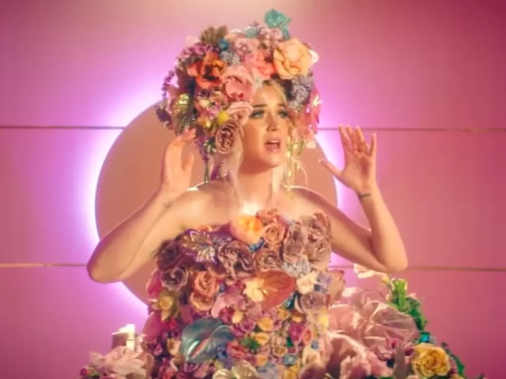 Katy Perry dalam video musik terbarunya, Never Worn White. Video ini sekaligus untuk mengonfirmasi bahwa dirinya sedang hamil. (Youtube Katy Perry)