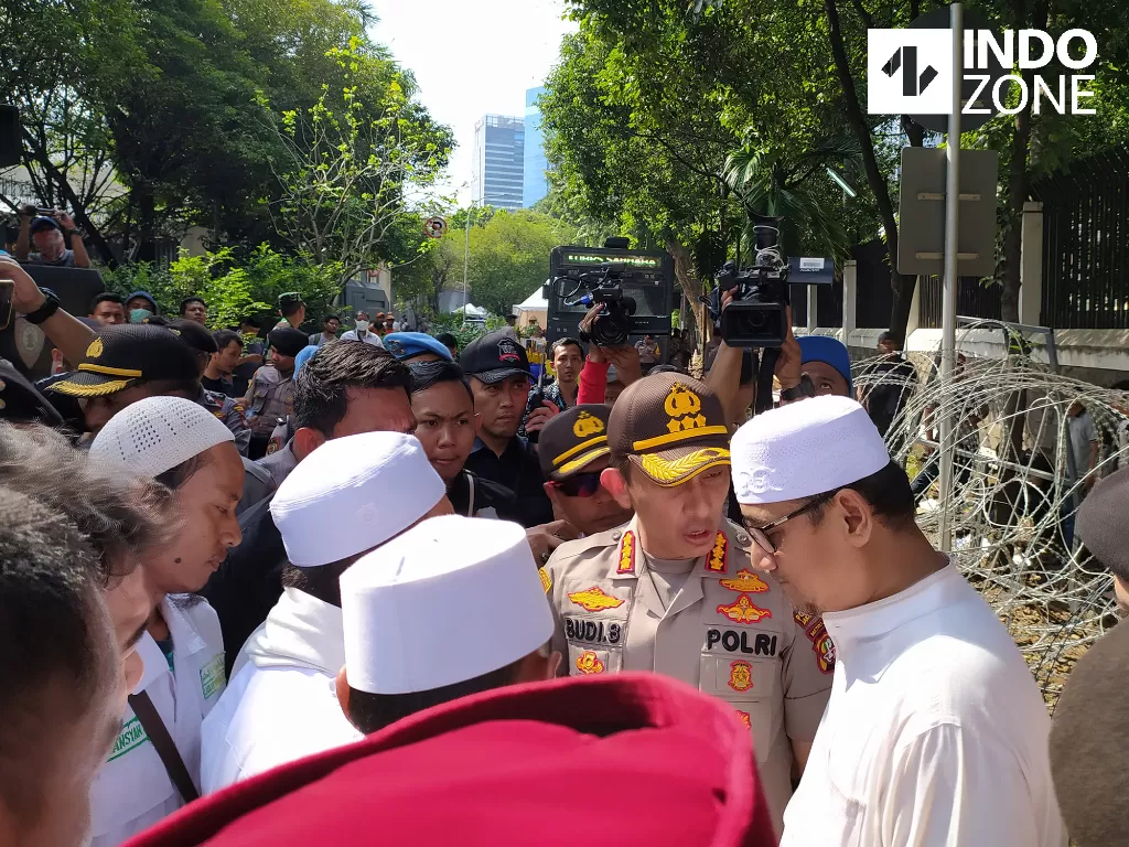  Kapolres Metro Jakarta Selatan, Komisaris Besar Budi Sartono berbincang dengan salah satu orator peserta demo PA 212 di depan Gedung Kedutaan Besar India, Jakarta Selatan, Jumat (5/3/2020).  (INDOZONE/Murti Ali Lingga)