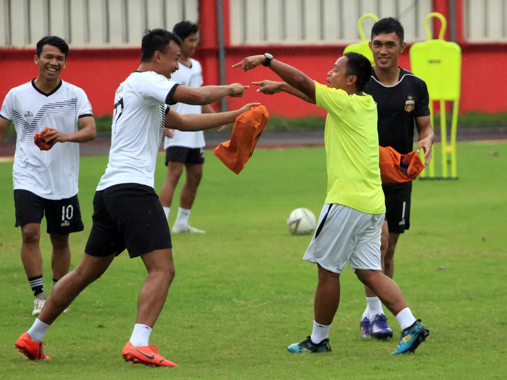 Para pemain Bhayangkara FC berlatih seperti biasa di tengah kekhawatiran virus corona. (Bhayangkara FC)