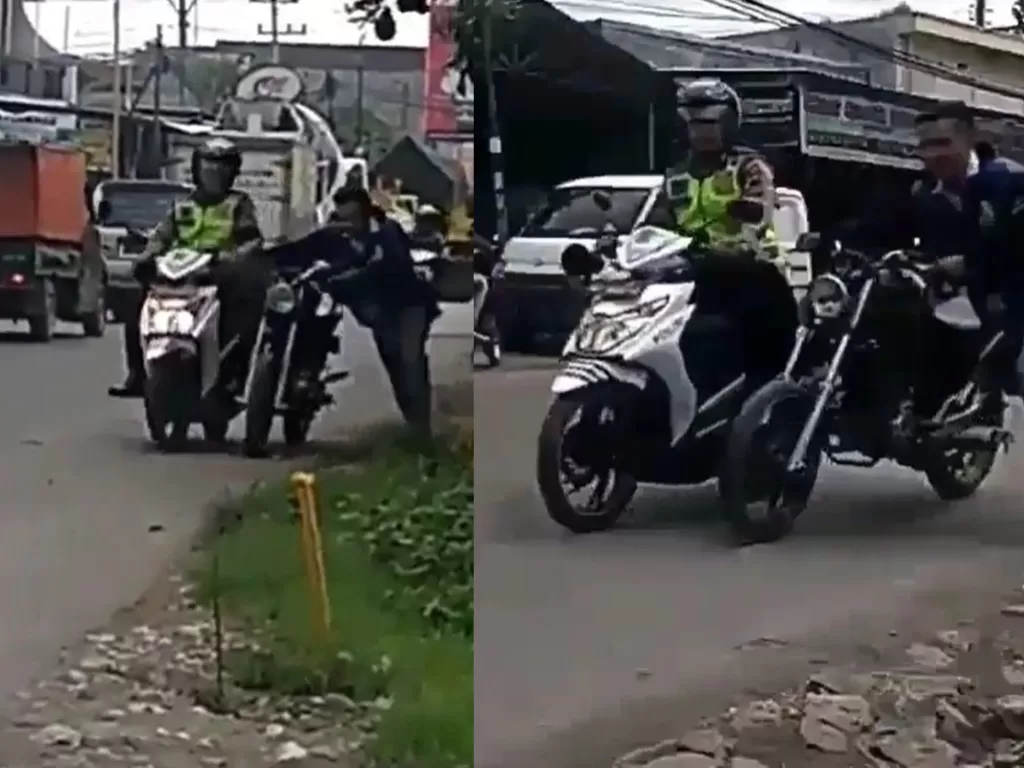 Seorang pria lari dari kejaran polisi sambil menuntun motornya (Screenshot)