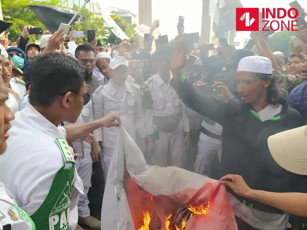 Persaudaraan Alumni (PA) 212 membakar bendera India dan sejumlah atribut lainnya ketika menggelar aksi unjuk rasa di depan Gedung Kedutaan Besar India, Jakarta Selatan, Jumat (6/3/2020). (INDOZONE/Murti Ali Lingga)