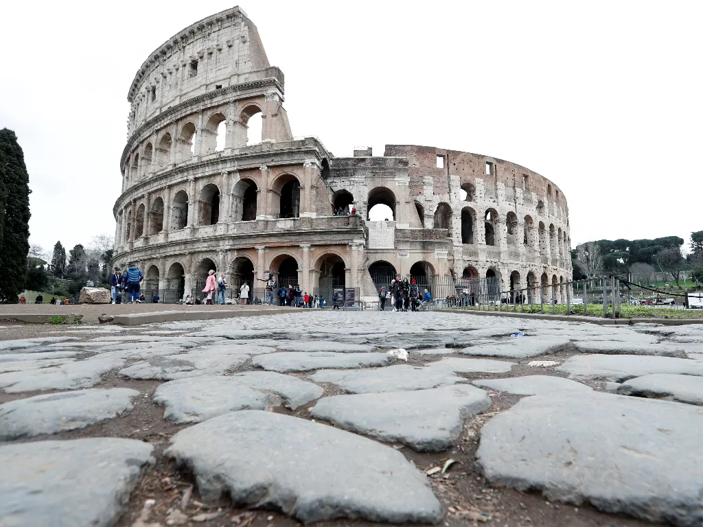 Kawasan wisata Koloseoum yang tampak lengang dari aktivitas wisatawan akibat dari wabah virus corona di Roma, Italia, Senin (2/3). (REUTERS/Remo Casilli)