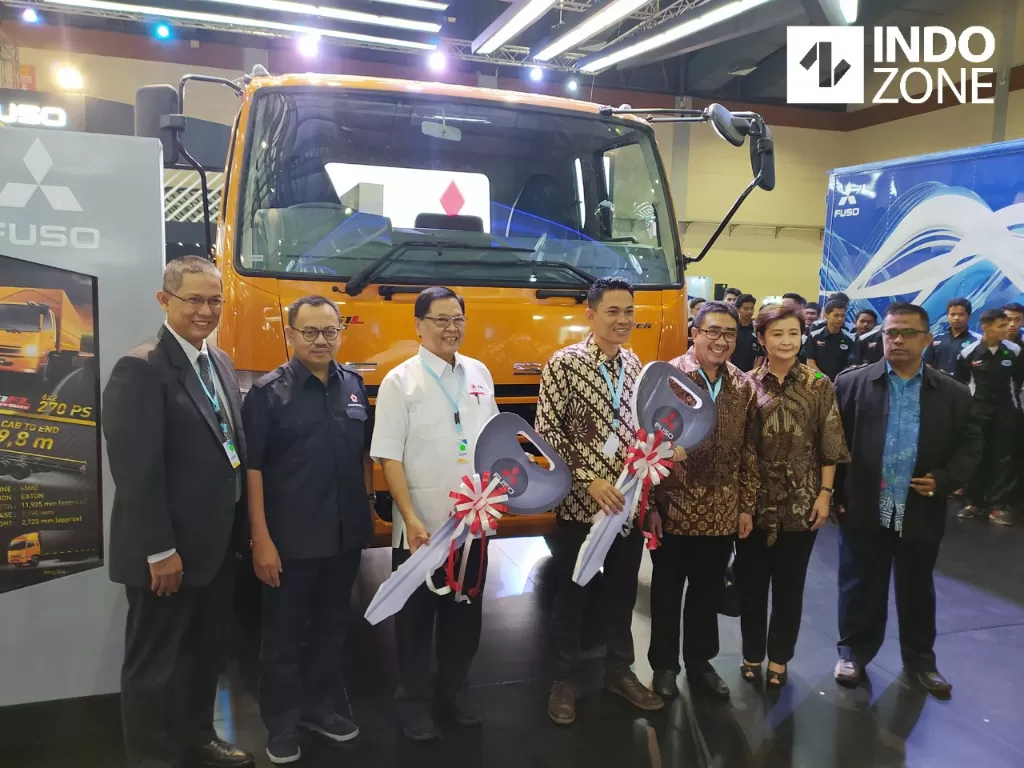 Donasi dua truk Fuso untuk PMI dan SMK (INDOZONE/Wilfridus Kolo)