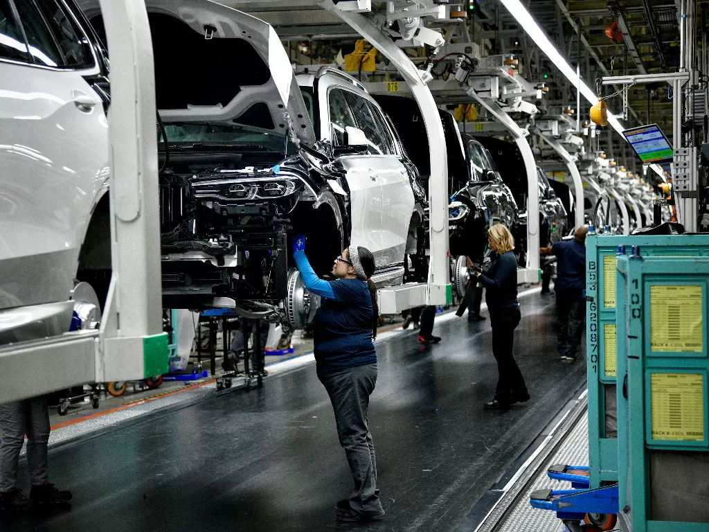 Ilustrasi proses produksi pabrikan BMW. (Ilustrasi/REUTERS/Charles Mostoller)