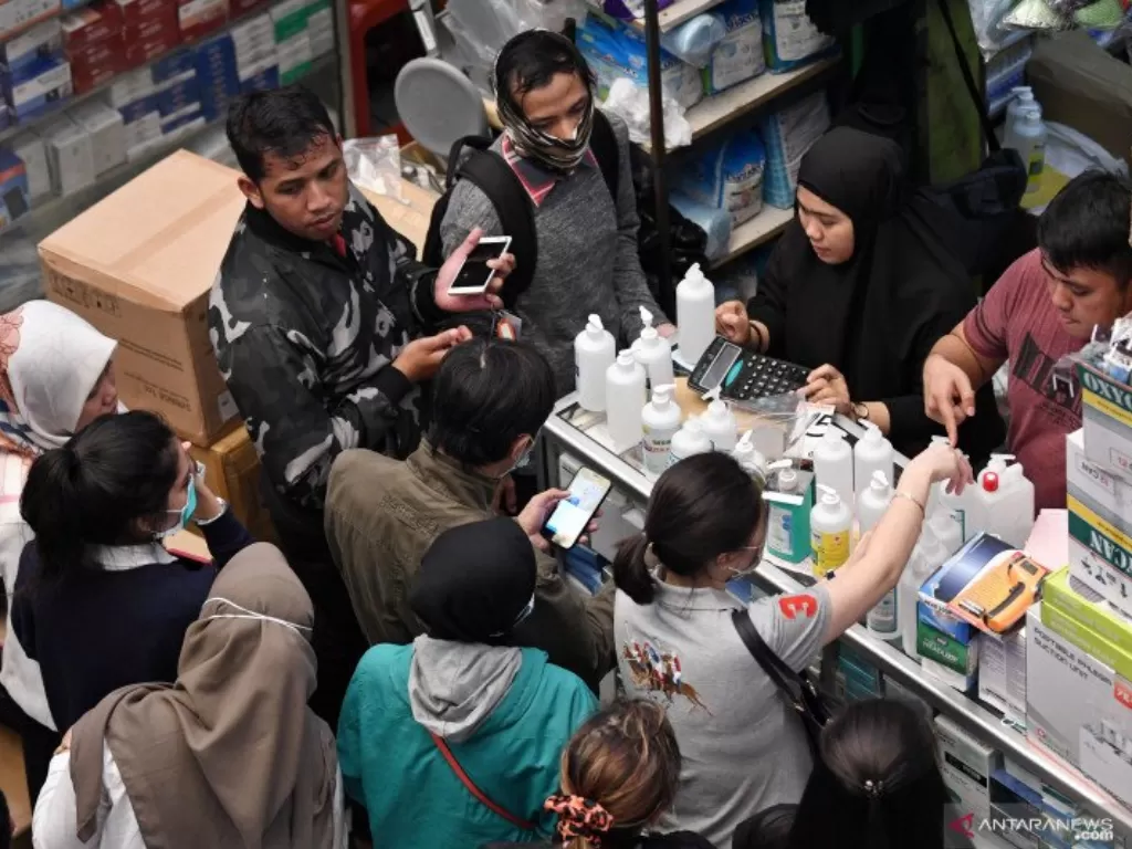 Sejumlah warga membeli masker dan cairan pembersih tangan (hand sanitizer) di Pasar Pramuka, Jakarta, Senin (2/3/2020). (ANTARA FOTO/Aditya Pradana Putra)