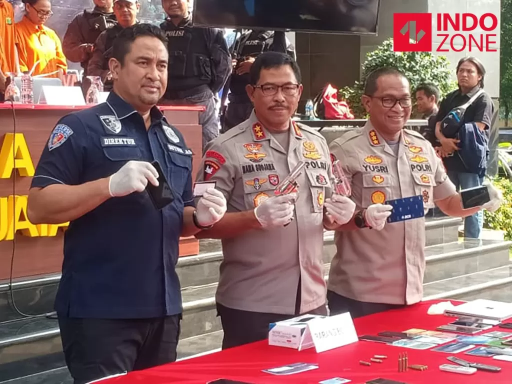 Kapolda Metro Jaya didampingi Dirreskrimum dan Kabid Humas Polda Metro Jaya menunjukkan barang bukti yang diamankan. (INDOZONE/Samsudhuha Wildansyah)