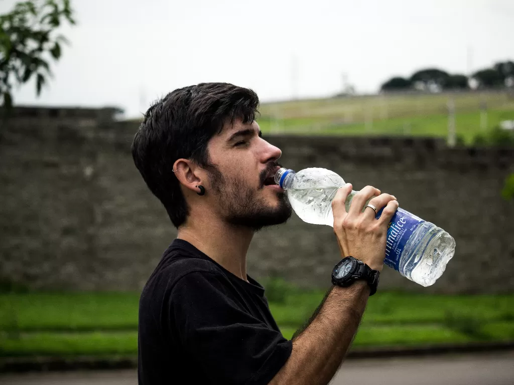 Ilustrasi pria sedang minum (Pexels/Maurício Mascaro)