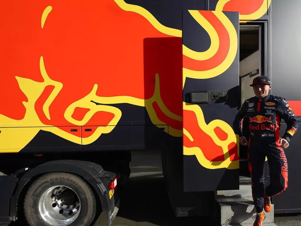 Max Verstappen bersama dengan truk tim Red Bull Racing. (Instagram/@maxverstappen1)