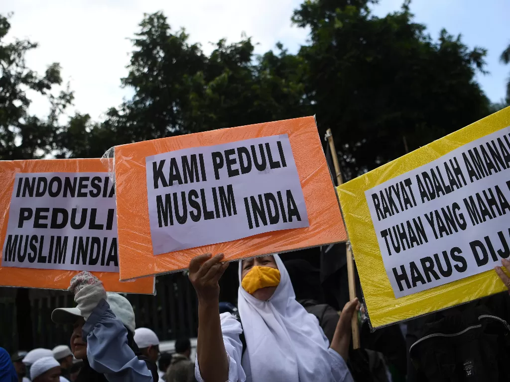 Pengunjuk rasa mengikuti aksi di depan Kedubes India, Jakarta (ANTARA FOTO/Wahyu Putro A)