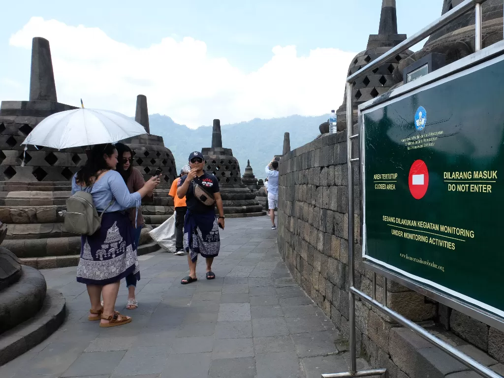 Sejumlah wisatawan berada di lantai delapan Candi Borobudur di Kompleks Taman Wisata Candi Borobudur, Magelang, Jawa Tengah, Kamis (13/2). (REUTERS/Anis Efizudin)