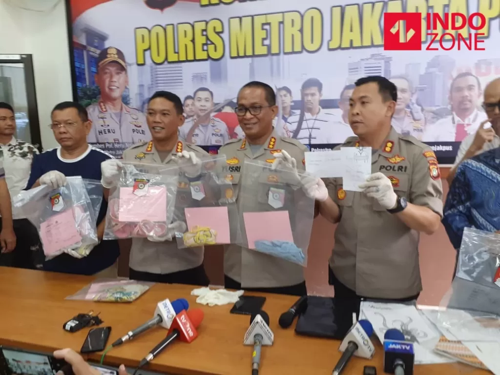 Polisi menunjukkan barang bukti saat konferensi pers pembunuhan bocah di Mapolres Jakarta Pusat, Sabtu (7/3/2020). (INDOZONE/M Fadli)