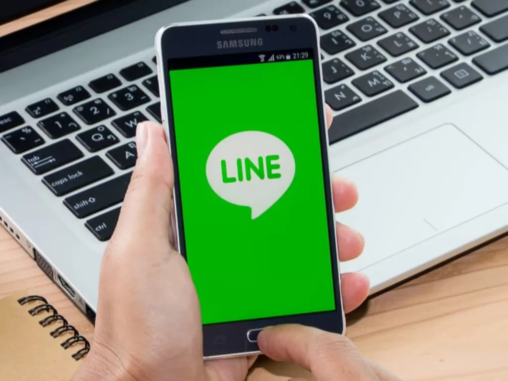 Aplikasi LINE di smartphone (photo/PYMNTS.com)