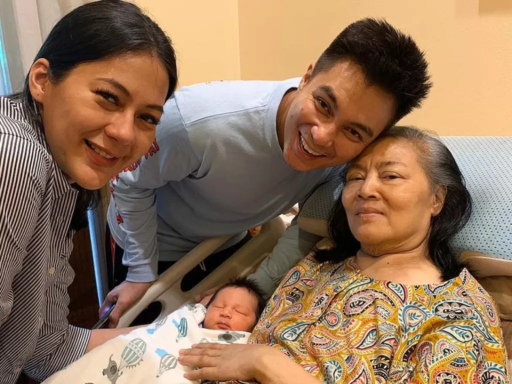 Baim Wong bersama ibu berserta anak dan istrinya (Instagram/@baimwong)