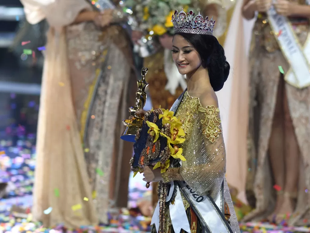 Pemenang Puteri Indonesia 2020 Rr Ayu Maulida Putri asal Jawa Timur berjalan dalam acara malam puncak di Jakarta, Jumat (6/3/2020). (ANTARA FOTO/Aditya Pradana Putra)