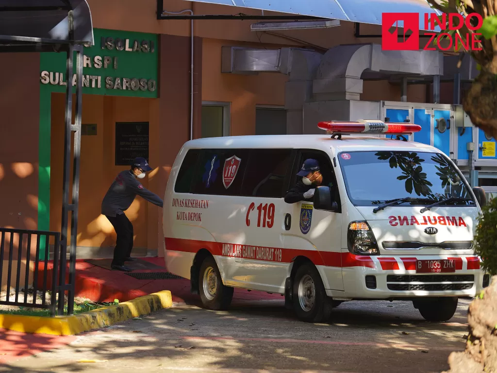 Mobil Ambulans yang membawa pasien corona tiba di RSPI. (INDOZONE/Arya Manggal)