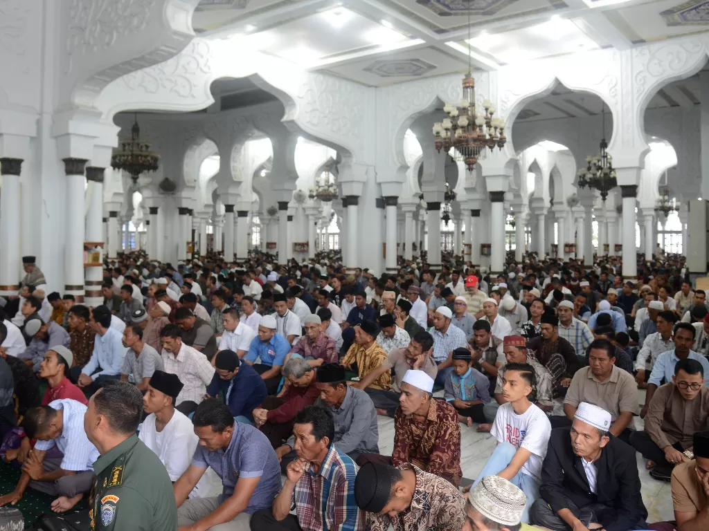 Ilustrasi: umat muslim mendengarkan khotbah yang disampaikan khatib saat shalat Jumat di Masjid Raya Baiturrahman, Banda Aceh, Jumat (6/3/2020). (ANTARA/Ampelsa)