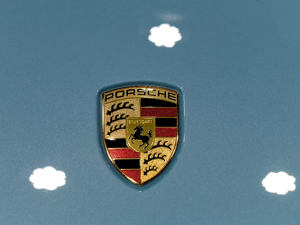 Logo pabrikan Porsche. (REUTERS/Andrew Cullen)