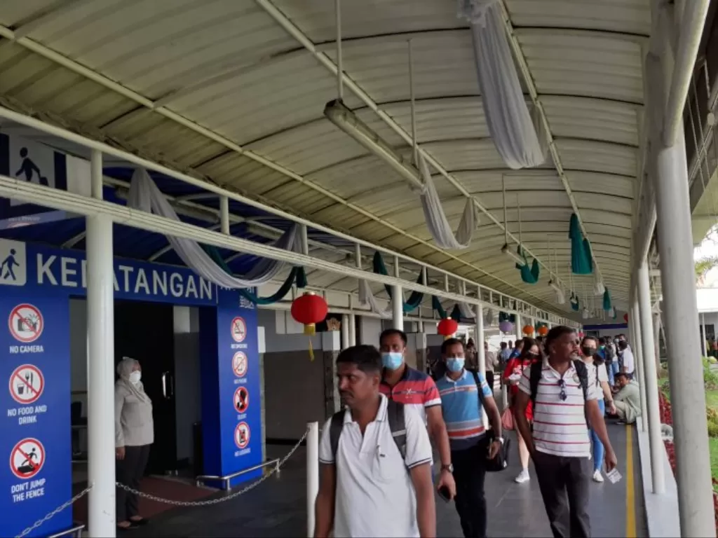 Sejumlah WNA tiba di Pelabuhan Internasional Batam Centre. (Photo/ANTARA/Naim)