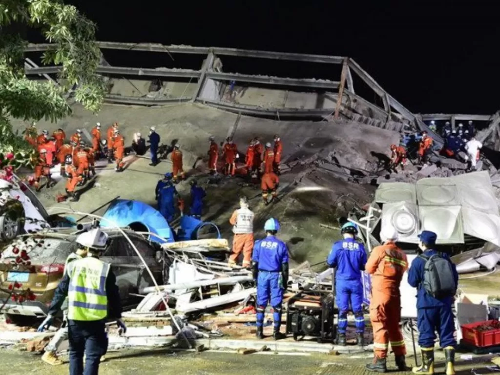 Tim SAR bekerja keras menyingkirkan puing-puing reruntuhan bangunan dan mengevakuasi penghuni yang dikarantina karena COVID-19 di Hotel Xinjia pada Sabtu (7/3/2020) malam. (photo/ANTARA/HO-Xinhua)